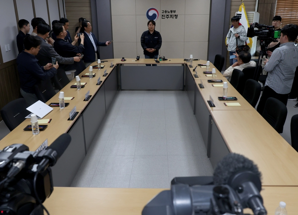 민주노총 공공운수노조 화물연대본부와 BGF로지스가 교섭 끝에 잠정 합의하기로 한 29일 오후 2시 30분쯤 경남 진주시 고용노동부 진주지청에서 박연수 화물연대 기획실장이 취재진에게 애초 오전 11시 예정이던 조인식이 합의서 내용 조율 등으로 지연되고 있다고 설명하고 있다. 2026.4.29. 연합뉴스