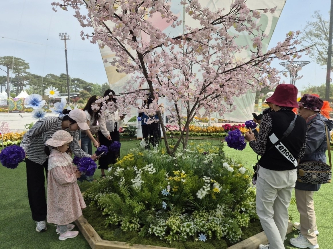 함평나비대축제장을 찾은 관람객들이 나비 먹이주기 체험을 하고 있다.