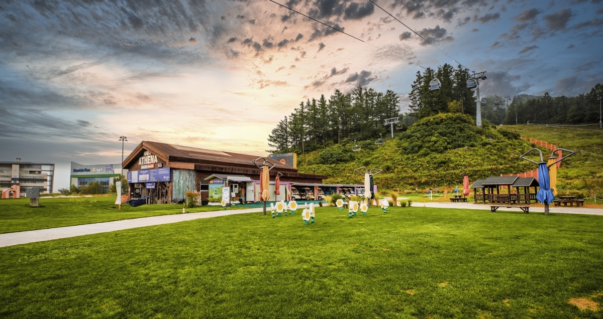 마운틴 광장 전경. 하이원 리조트 제공.