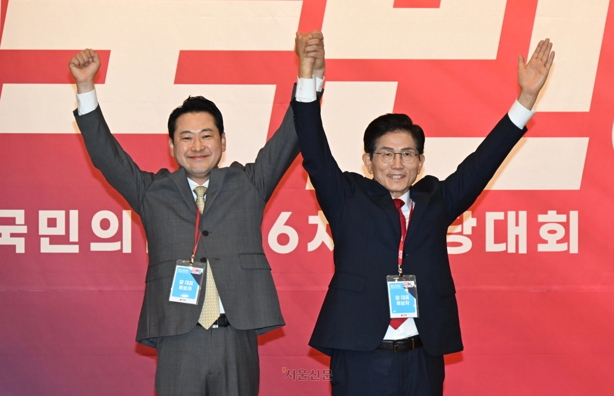 김문수·장동혁 후보가 지난해 8월 26일 국회도서관에서 열린 국민의힘 제6차 전당대회 결선에서 손을 들어 인사하고 있다. 국회사진기자단