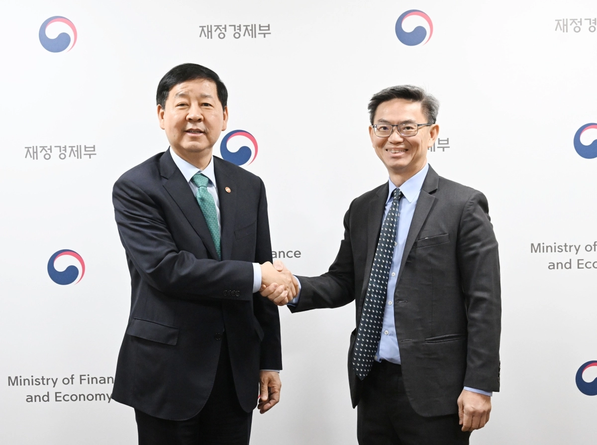 구윤철(왼쪽) 부총리 겸 재정경제부 장관이 3월 11일 서울 종로구 정부서울청사에서 연례협의차 방한한 국제신용평가사 스탠더드앤드푸어스(S＆P) 연례협의단의 킴엥 탄 아태지역 국가신용등급 총괄 이사와 악수하며 인사하고 있다. 재정경제부 제공