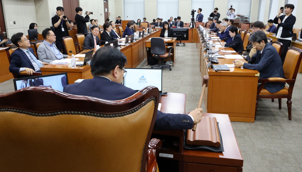 29일 국회에서 열린 행정안전위원회 전체회의에서 생명안전기본법안이 통과되고 있다.연합뉴스