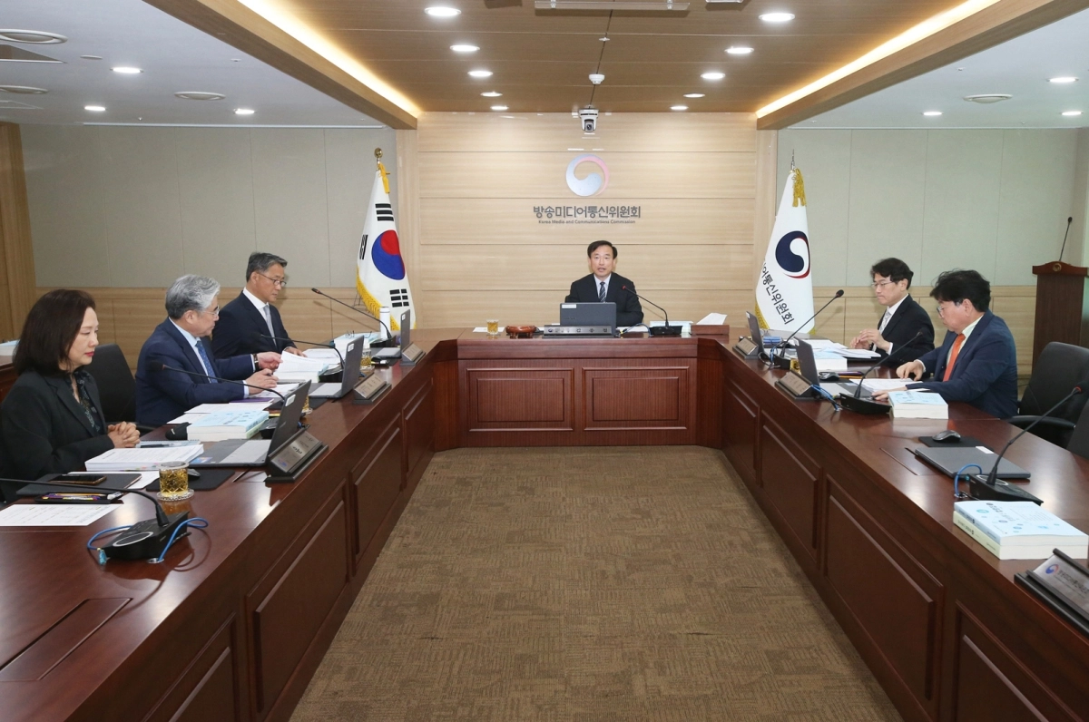김종철 방송미디어통신위원장이 29일 정부과천청사에서 2026년 제5차 전체회의를 진행하고 있다. 2026.4.29  방송미디어통신위원회 제공