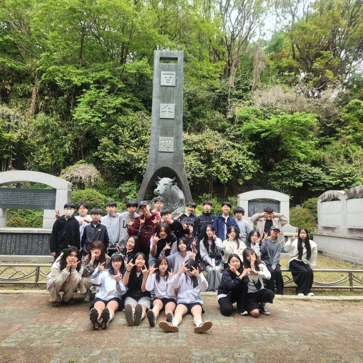 조곡동 주민자치회에서 운영하는 ‘2026 조곡동 마을 교육사업’에 참여한 학생들이 죽도봉 백우탑에서 기념 촬영을 하고 있다.