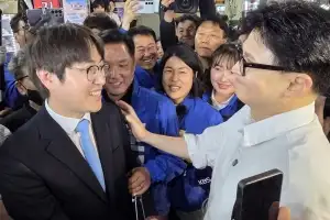부산 시장서 첫 조우한 하정우·한동훈…악수·포옹하고 “잘해보자” 덕담
