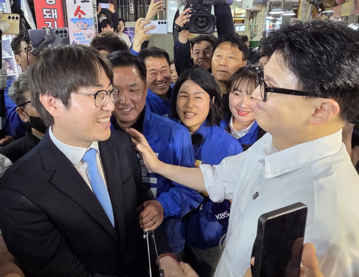 부산 북갑 보궐선거에 출마하는 하정우 전 청와대 AI미래기획수석과 한동훈 전 국민의힘 대표가 29일 오후 부산 북구 구포시장에서 유세를 펼치던 중 만나 인사하고 있다. 연합뉴스