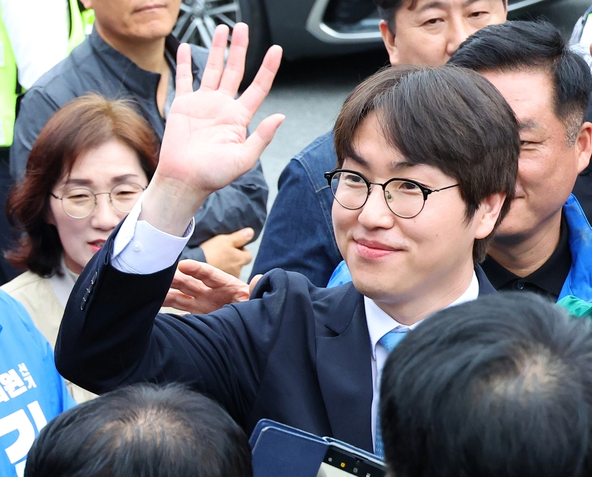 ６·3 지방선거와 함께 치러지는 부산 북갑 보궐선거 더불어민주당 후보로 출마하는 하정우 전 청와대 AI미래기획수석이 29일 오후 부산 북구 구포시장을 찾아 시민들과 인사하고 있다. 연합뉴스