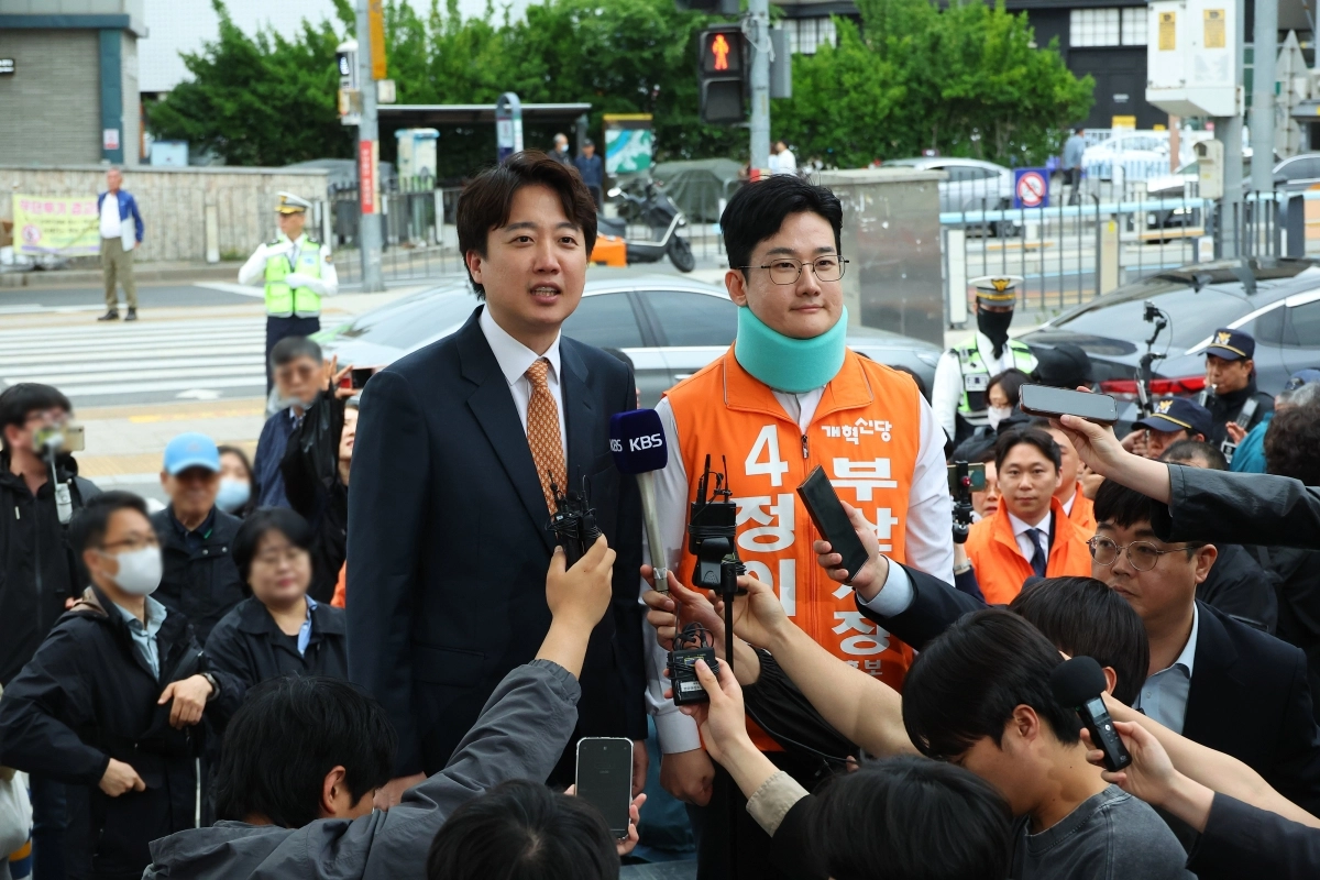 개혁신당 이준석 대표와 정이한 부산시장 후보가 29일 부산 북구 구포시장을 찾아 발언하고 있다. 연합뉴스