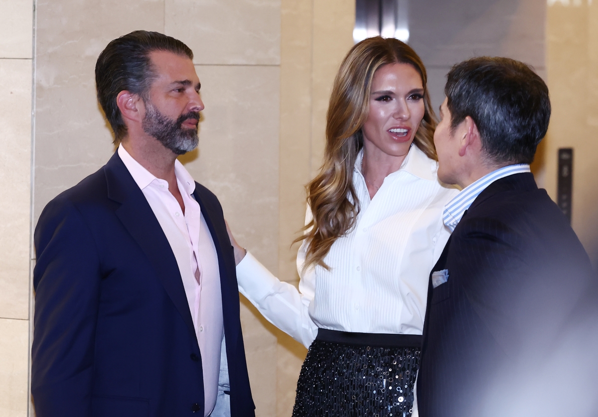 정용진 신세계그룹 회장이 29일 오후 서울 송파구 롯데콘서트홀에서 열린 부인 한지희씨의 데뷔 앨범 발매 기념 콘서트를 찾은 도널드 트럼프 주니어와 대화하고 있다. 2026.4.29. 뉴스1