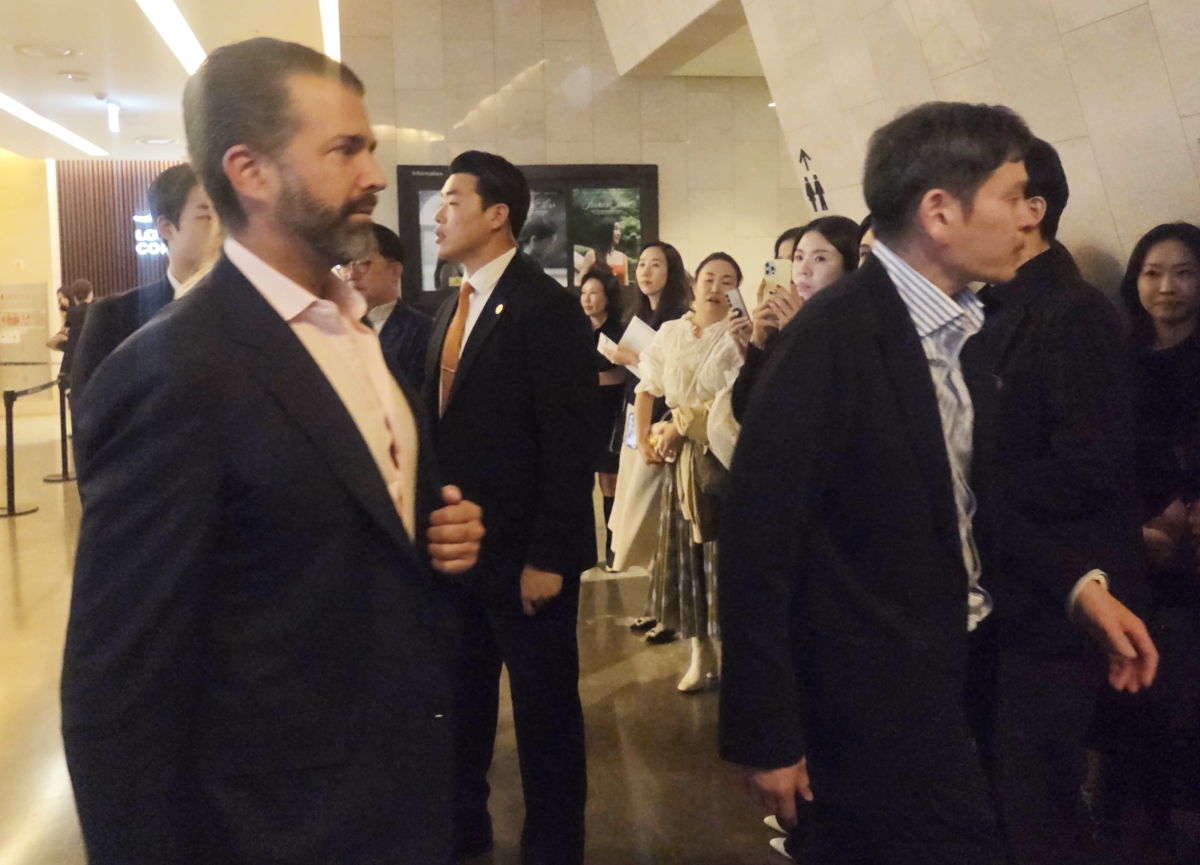 도널드 트럼프 미국 대통령의 장남인 트럼프 주니어가 29일 정용진 신세계그룹 회장의 부인 한지희 씨의 데뷔 앨범 발매 콘서트가 열린 서울 송파구 롯데콘서트홀로 들어서고 있다. 2026.4.29. 연합뉴스