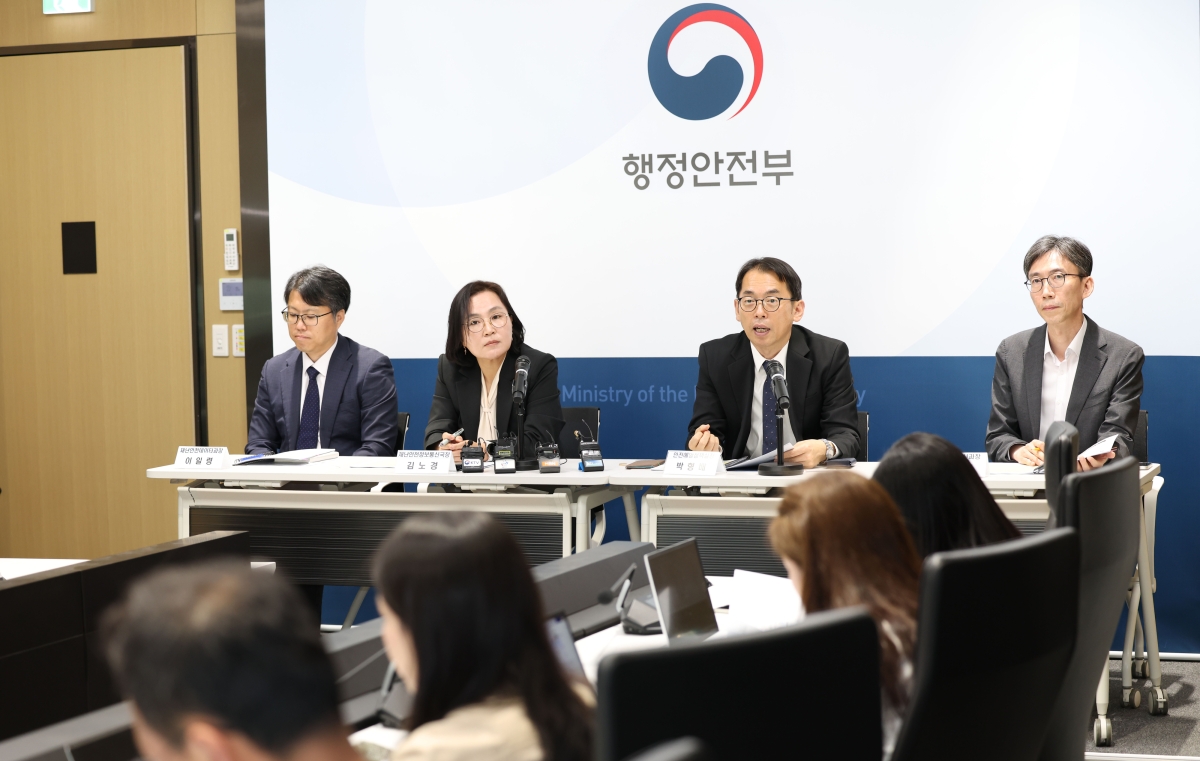 박형배 행정안전부 안전예방정책실장이 29일 정부세종청사 중앙동 브리핑룸에서 열린 정책설명회에서 ‘국민안전24 통합운영, 모바일 재난관리 정보시스템 사용편의성 강화, 지하차도 차단 정보 안내 서비스’ 등을 설명하고 있다. 행안부 제공