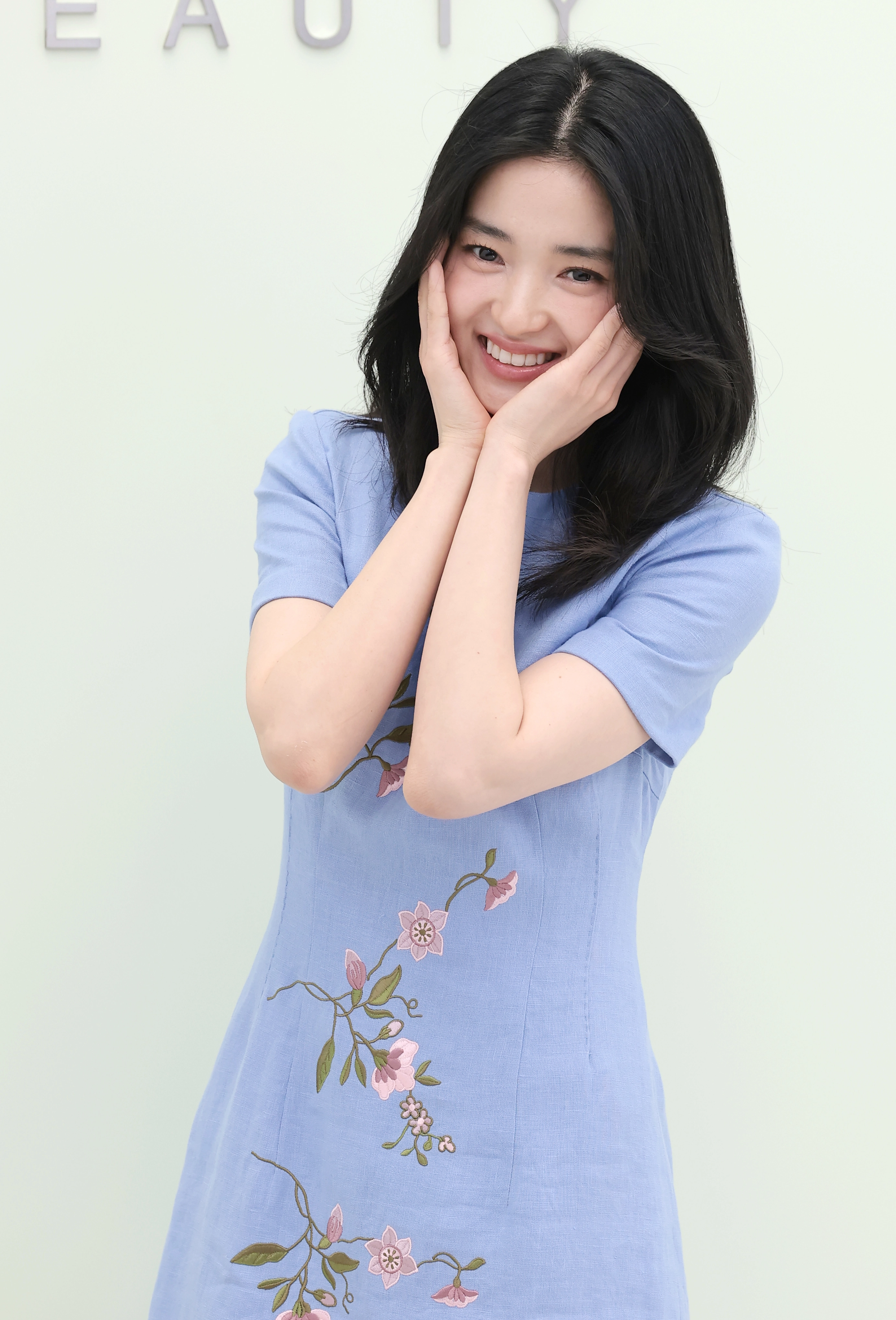 배우 김태리가 29일 서울 성동구 OWF스튜디오에서 진행된 프라다 뷰티의 ‘프라다 터치 블러쉬’ 출시 기념 포토 행사에서 포즈를 취하고 있다. 2026.4.29.<br>뉴스1