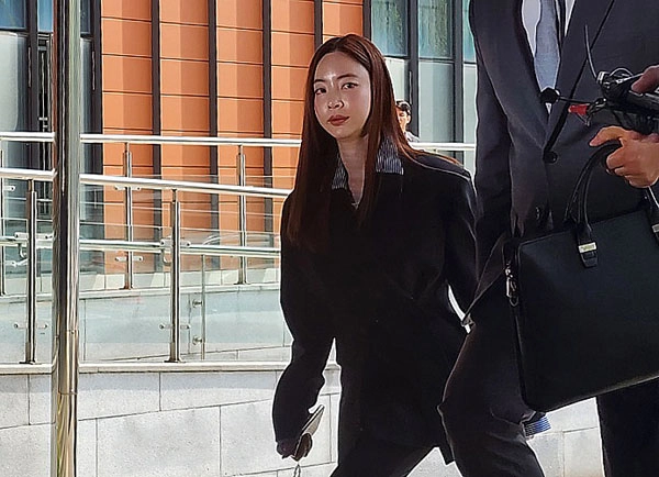 필라테스 강사 출신 인플루언서 양정원 씨(37)가 29일 오후 자신이 연루된 가맹사기 사건의 대질조사를 위해 강남경찰서에 출석하며 취재진 질문에 답하고 있다. 2026.4.29<br>뉴스1