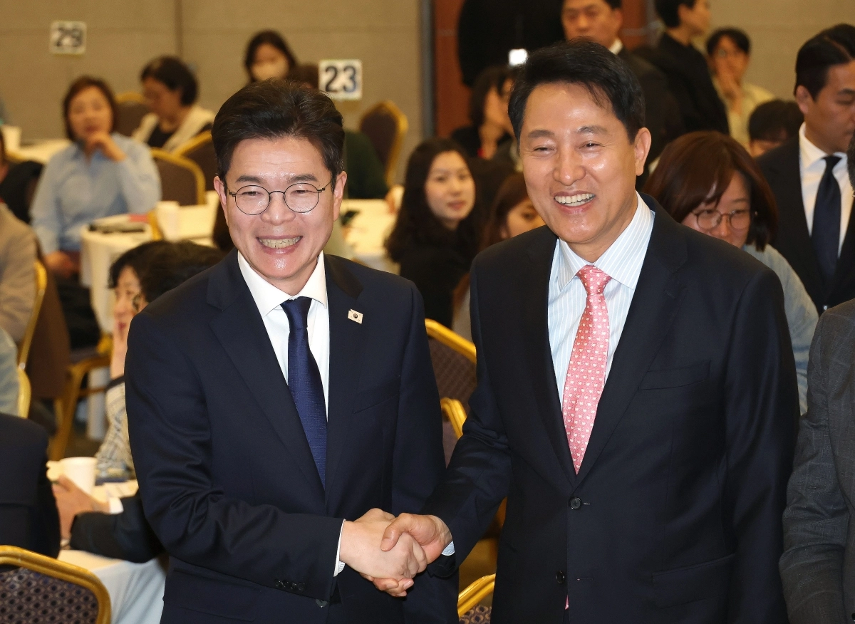 국민의힘 서울시장 후보인 오세훈 시장(오른쪽)과 더불어민주당 정원오 서울시장 후보가 22일 용산구 백범김구기념관에서 열린 서울시사회복지사협회 창립 40주년 기념행사에서 만나 인사를 하고 있다. 2026.4.22 연합뉴스