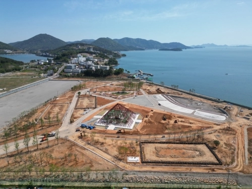 오는 9월 5일 개막 예정인 여수시 돌산읍 진무지구의 2026 여수세계섬박람회장 전경. 여수시 제공