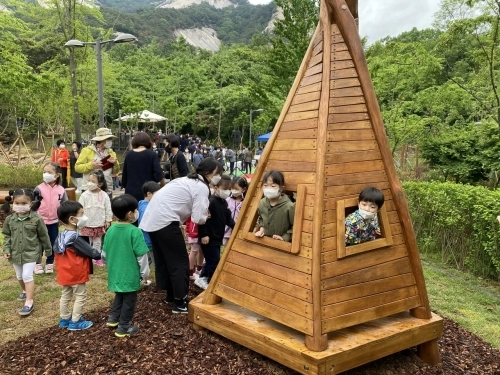서울 노원구 한 유치원 어린이들이 2021년 5월 중계동 불암산유아숲체험원에서 놀이를하고 있다. 노원구 제공