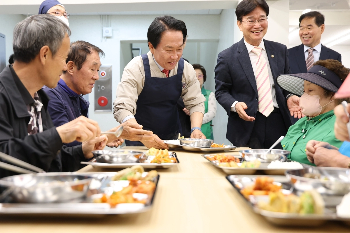 이성헌(왼쪽 세 번째) 서대문구청장이 29일 서울 북가좌동 ‘행복한 밥상’ 2호점 준공식에서 주민들에게 점심식사를 대접하며 반갑게 인사하고 있다. 서대문구 제공