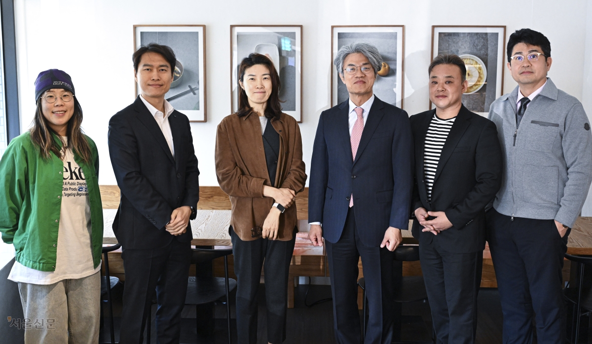 서울신문 독자권익위원회 위원들이 서울 중구 컨퍼런스하우스 달개비에서 기념 촬영을 하고 있다. 왼쪽부터 이상은(고려대 미디어학과 석사과정·교사) 위원, 이명행(SK하이닉스 PR기획팀장·변호사) 위원, 차윤주(연세드림세무회계 대표·세무사) 위원, 김춘식(한국외대 미디어커뮤니케이션학부 교수) 위원장, 박경환(서울시 재무국장) 위원, 홍정석(법무법인 화우 GRC그룹장·파트너 변호사) 위원. 이지훈 기자