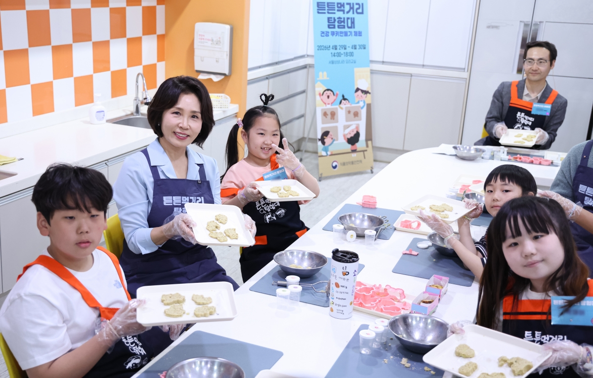 김혜경 여사가 어린이날을 앞두고 29일 서울 광진구 서울어린이대공원 상상나라에서 열린 ‘당원병 환아의 건강한 식생활을 위한 희망 쿠키굽기’ 행사에 참석해 어린이들과 함께 직접 만든 쿠키를 들어 보이고 있다. 뉴스1