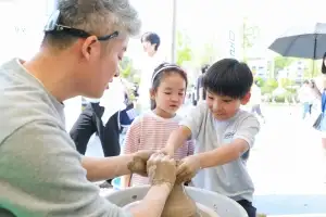 40년의 불과 흙이 미래를 빚다…뜨거운 이천 도자기 축제