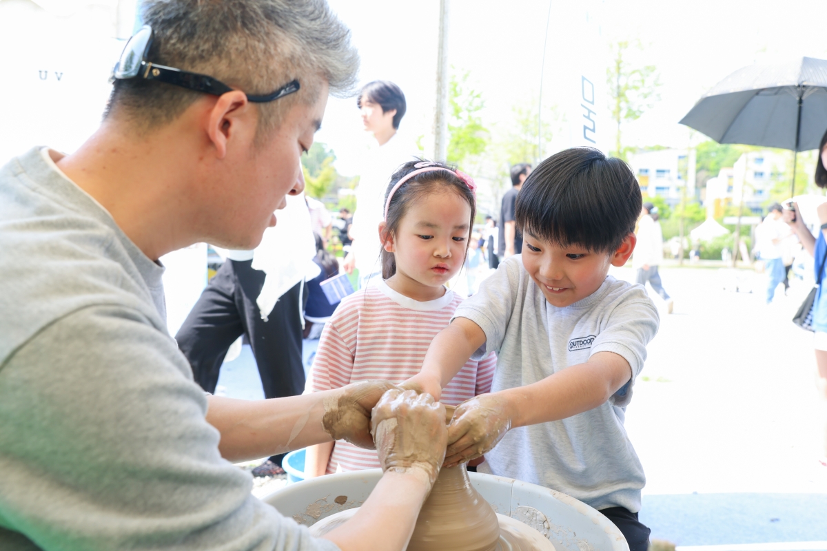 도자와 예술, 공간을 경험하는 체류형 축제로 변모한 이천도자기축제 행사장에서 한 어린이가 물레 체험을 하고 있다. 이천시 제공