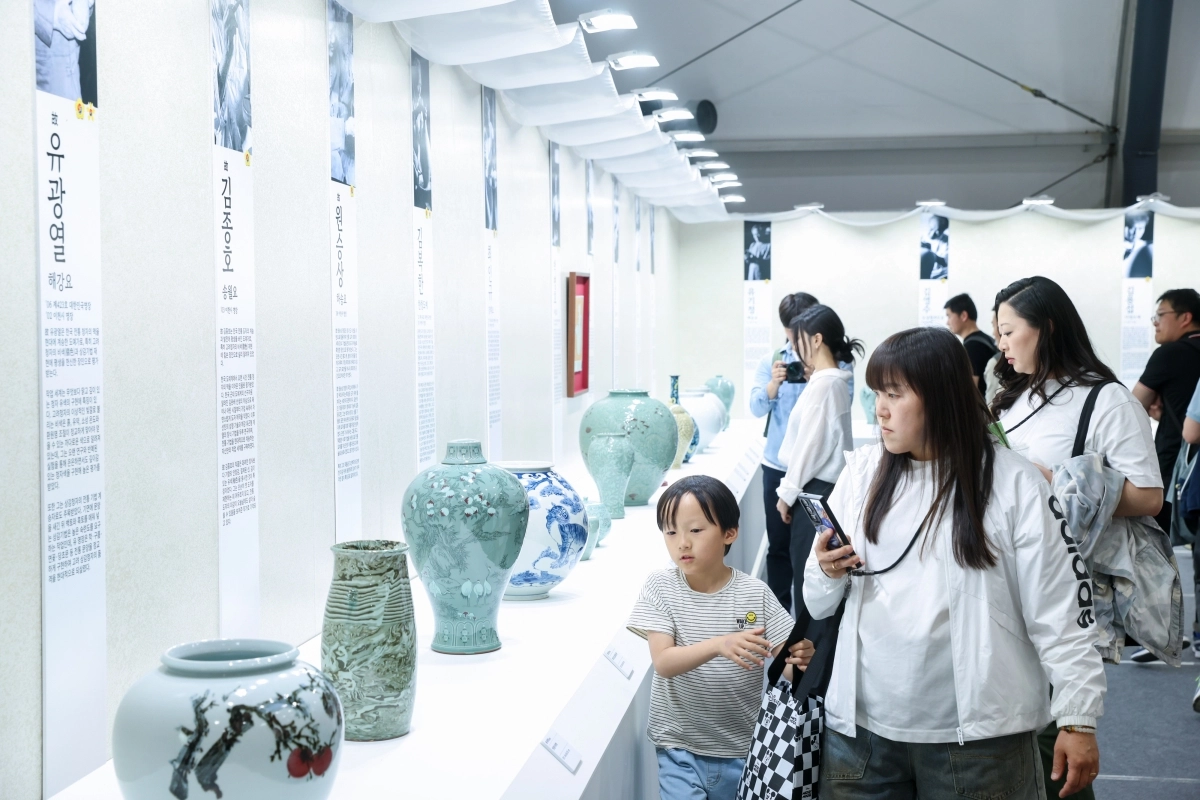 관람객들이 축제에서 이천 도예 명장들의 작품을 감상하고 있다.   이천시 제공