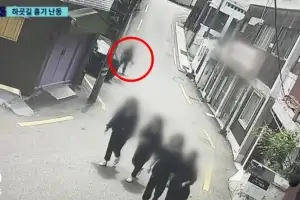 thumbnail - “공포의 하굣길” 20㎝ 흉기 든 60대男, 학생 뒤에서 어슬렁…CCTV 보니