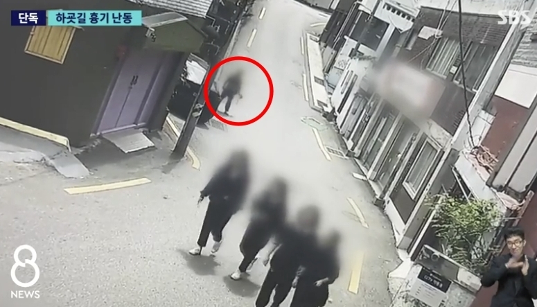 부산의 한 고등학교 하굣길에서 60대 남성이 흉기를 들고 난동을 부리다 경찰에 체포됐다. SBS 뉴스 보도화면 캡처