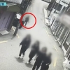 “공포의 하굣길” 20㎝ 흉기 든 60대男, 학생 뒤에서 어슬렁…CCTV 보니