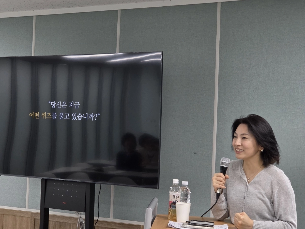 9일 동신대학교 ‘제3기 여성 리더십 최고위 과정’ 강연장에서 엄유진 작가가 차분한 목소리로 깊은 울림을 전하고 있다.
