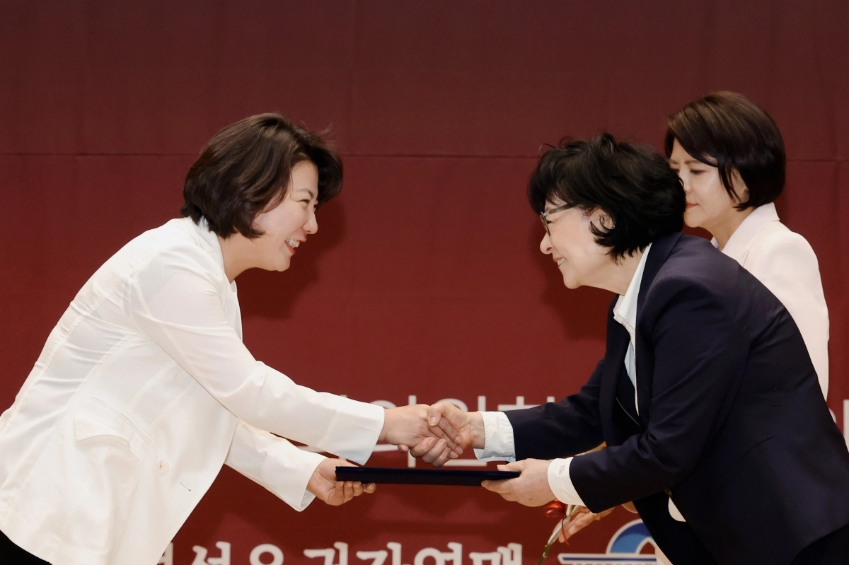 이은림 서울시의원(왼쪽)이 지난 29일 국회의원회관 대회의실에서 열린 ‘대한민국을 이끌 여성지도자상’ 시상식에서 수상하고 있다. 서울시의회 제공