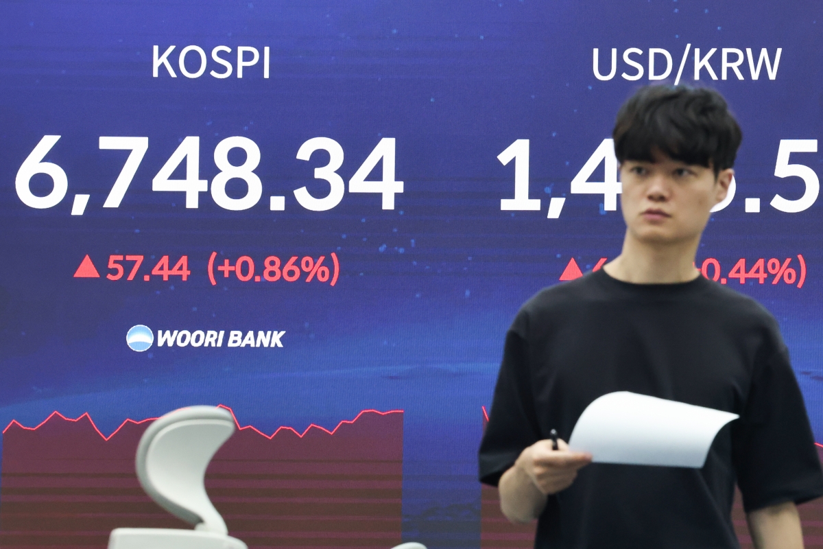 코스피 지수가 30일 서울 중구 우리은행 본점 딜링룸 현황판에 표시돼 있다. 이날 코스피는 전 거래일 대비 0.72% 오른 6739.39로 출발해 장중 6750선까지 오르며 장중 최고치를 경신했다. 2026.4.30 연합뉴스