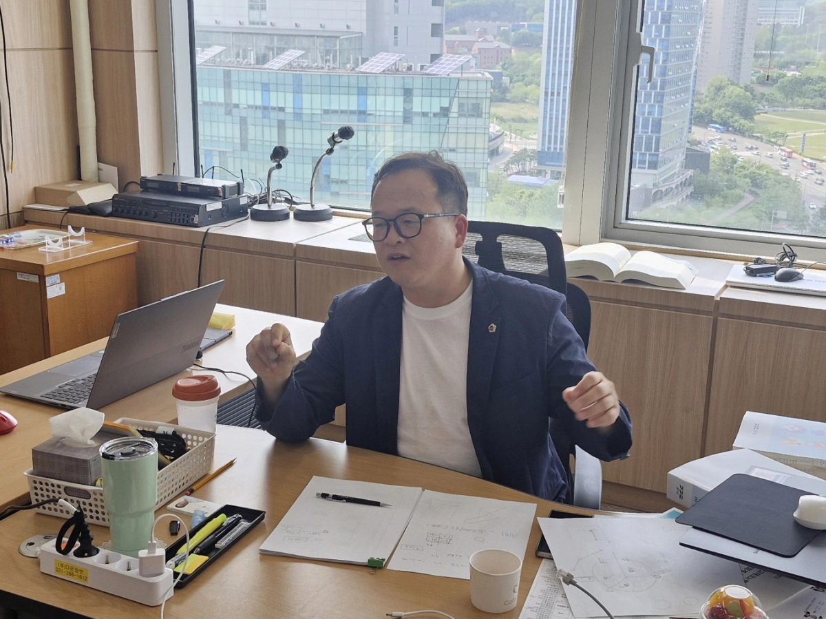 임창휘 의원이 29일 경기도 2025 회계연도 결산검사 현장에서 관계 공무원들에게 재생에너지 도민참여 펀드 추진과 AI 특구 조성을 위한 정책 제언을 전달하고 있다.(사진=경기도의회)