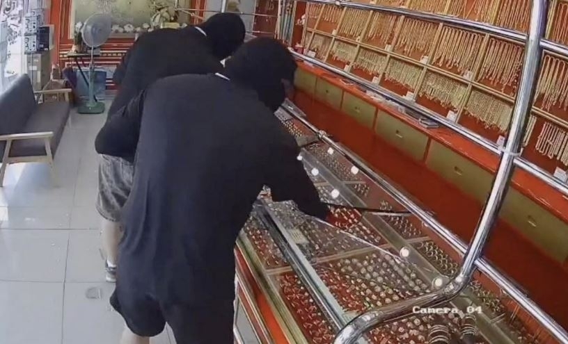 복면을 쓴 중국인 2명이 30일(현지시간) 태국 나콘랏차시마주 단끼안 지역 금은방에서 금반지를 훔치는 모습. 소셜미디어(SNS) 캡처