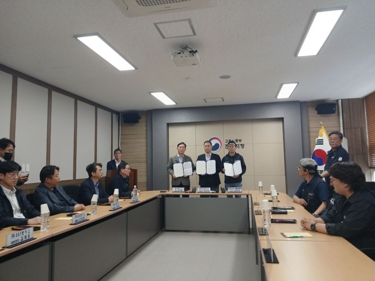 민주노총 화물연대와 BGF 로지스가 30일 경남 진주시 고용노동부 진주지청에서 단체합의서 조인식을 진행하고 있다. 2026.4.30. 화물연대 제공