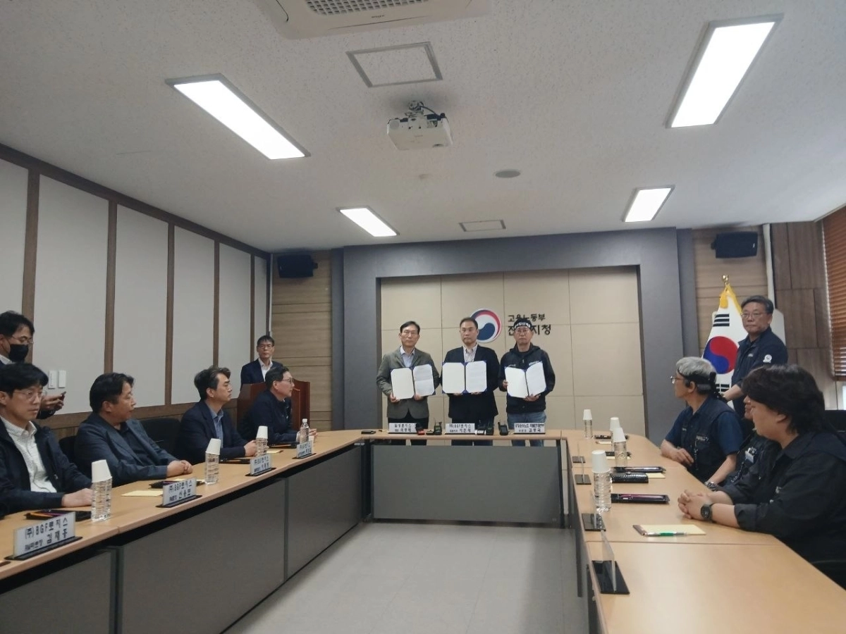 민주노총 화물연대와 BGF 로지스가 30일 경남 진주시 고용노동부 진주지청에서 단체합의서 조인식을 진행하고 있다. 2026.4.30. 화물연대 제공
