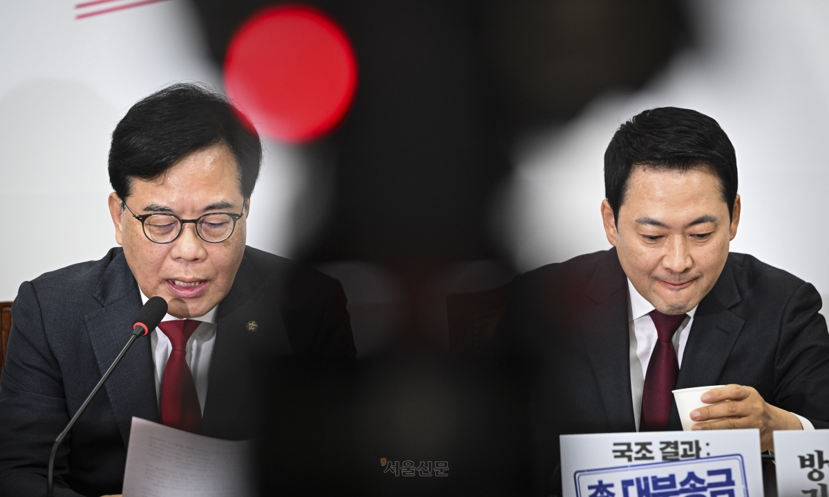 송언석(왼쪽) 국민의힘 원내대표가 30일 국회에서 열린 국민의힘 최고위원회의에서 발언하고 있는 가운데 장동혁 당대표가 물을 마시고 있다. 2026.4.30 이지훈 기자