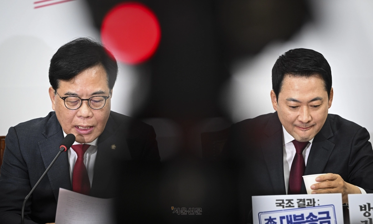 송언석(왼쪽) 국민의힘 원내대표가 30일 국회에서 열린 국민의힘 최고위원회의에서 발언하고 있는 가운데 장동혁 당대표가 물을 마시고 있다. 2026.4.30 이지훈 기자