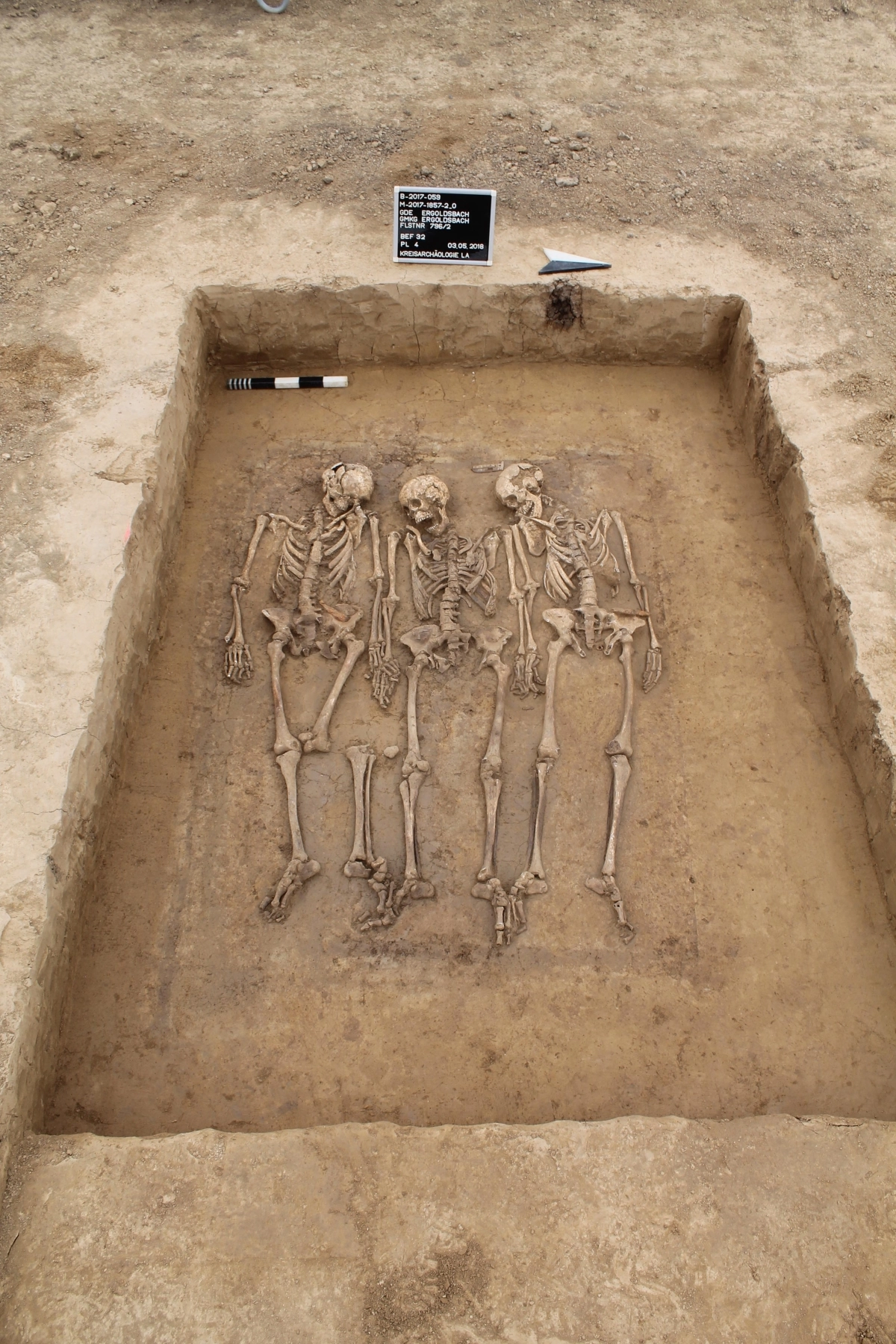 독일 바이에른주 초기 중세인 1300년 전 중세 유적지에서 발굴된 세 형제의 DNA 분석으로 중세 가족 네트워크가 밝혀졌습니다.  독일 란츠후트 고고학 사무소 제공