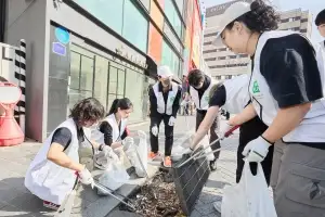 [포토뉴스] “빗물받이 안에 쌓인 담배꽁초도 쏙” 유니클로, 시민 자원봉사자와 함께 명동 일대 환경 정화