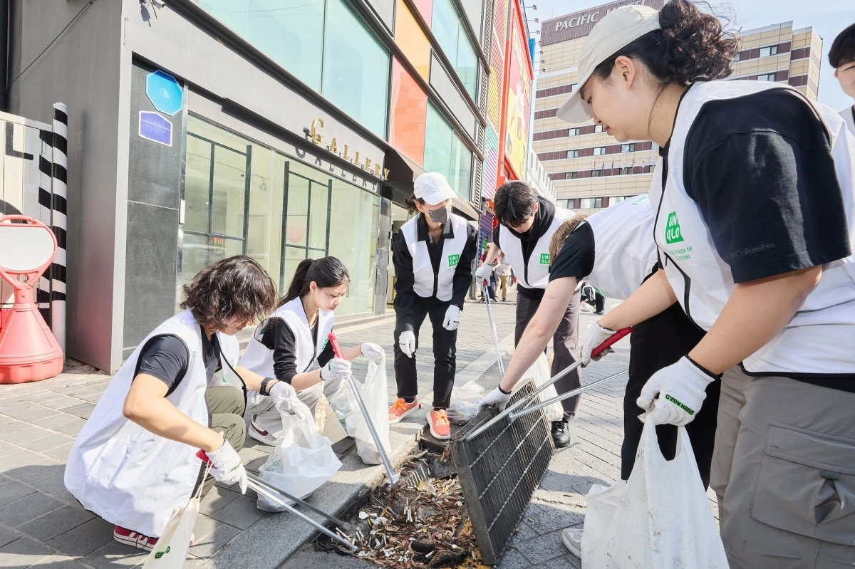 지난 29일 명동 일대에서 진행된 환경 정화 활동에서 유니클로 명동점 직원, 환경재단 관계자, 시민 자원봉사자가 명동 일대 상가와 관광객 밀집 지역 곳곳을 돌며 빗물받이 안에 쌓인 담배꽁초를 수거하고 있다. 유니클로는 ‘글로벌 플래그십 스토어 명동’의 오픈을 앞두고 환경재단과 함께 명동 일대에서 플로깅 활동을 마련했다.
