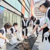 [포토뉴스] “빗물받이 안에 쌓인 담배꽁초도 쏙” 유니클로, 시민 자원봉사자와 함께 명동 일대 환경 정화