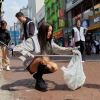 [포토뉴스] 명동에서 바다와 함께 플로깅을 해볼까? 유니클로 명동점 오픈 앞서 쓰레기 수거하는 가수 바다