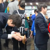 (영상) 하정우, 상인과 악수하자마자 ‘손 탈탈’?…“오물이라도 묻었냐” 비판