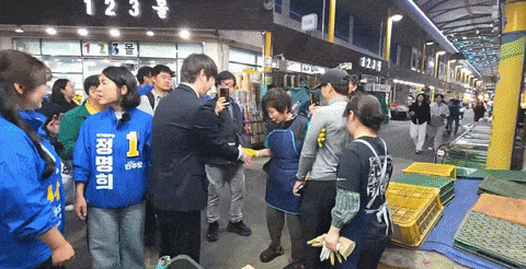 부산 북갑 국회의원 보궐선거 더불어민주당 후보로 출마를 공식화한 하정우 전 청와대 AI미래기획수석이 이른바 ‘손 털기’ 논란에 휘말렸다. 유튜브 채널 ‘황기자’ 캡처