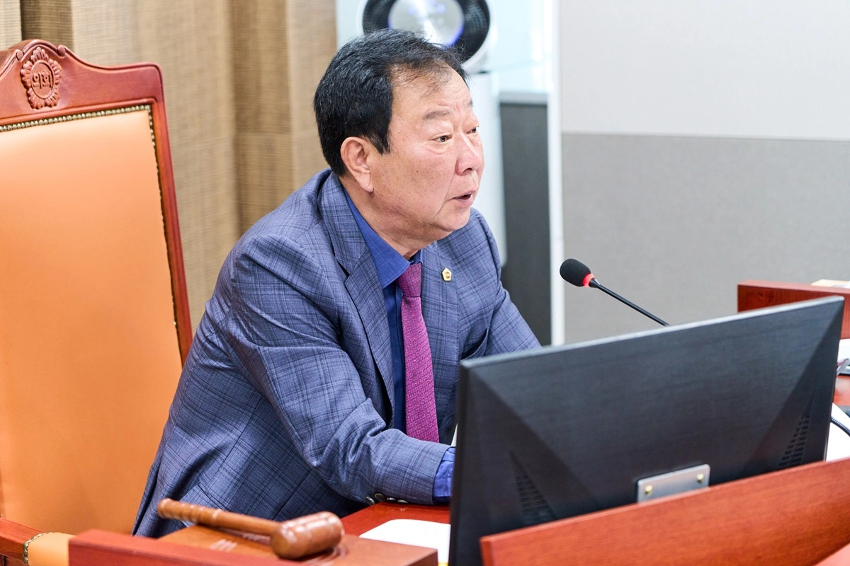 임상오 안전행정위원장이 29일 상임위원회 회의실에서 의사봉을 옆에 둔 채 선거구 획정 관련 조례안 심사를 주재하며 국회의 법 개정 지연과 획정위 운영 방식의 문제점을 지적하고 있다.(사진=경기도의회)