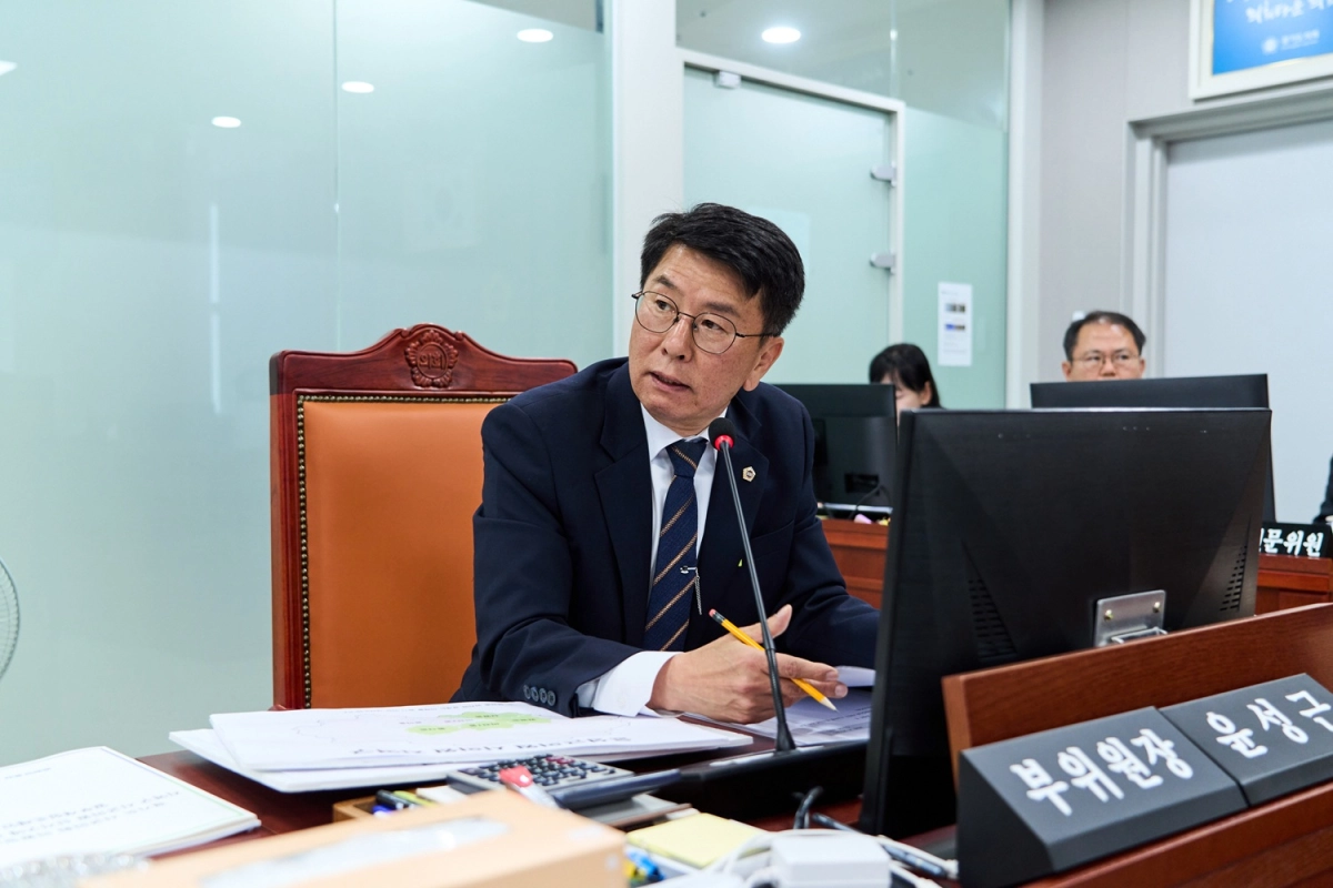 윤성근 안전행정위원회 부위원장이 29일 상임위 회의에서 평택시 기초의원 선거구 획정의 위법성을 입증하는 문서를 검토하며 조병래 자치행정국장에게 날카로운 질의를 이어가고 있다.(사진=경기도의회)