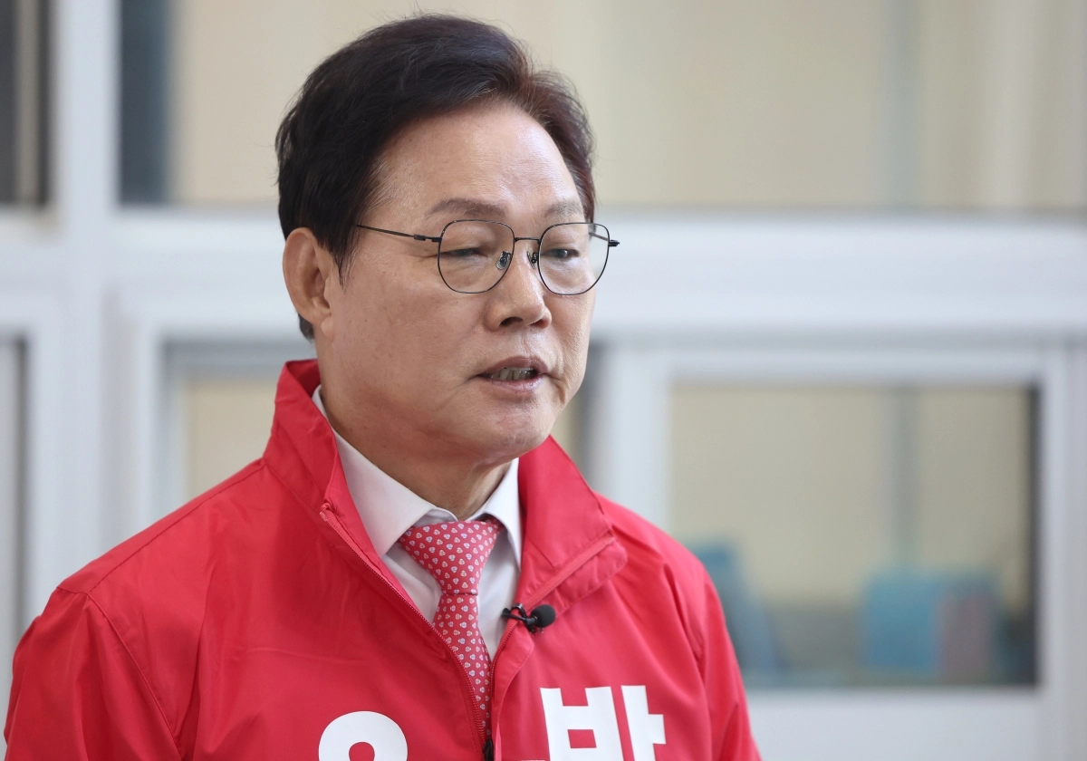 국민의힘 박완수 경남지사 후보가 지난 27일 오전 경남 창원시 성산구 경남도선거관리위원회에서 후보 신청서 제출 후 출마 소감을 밝히고 있다. 2026.4.27. 연합뉴스