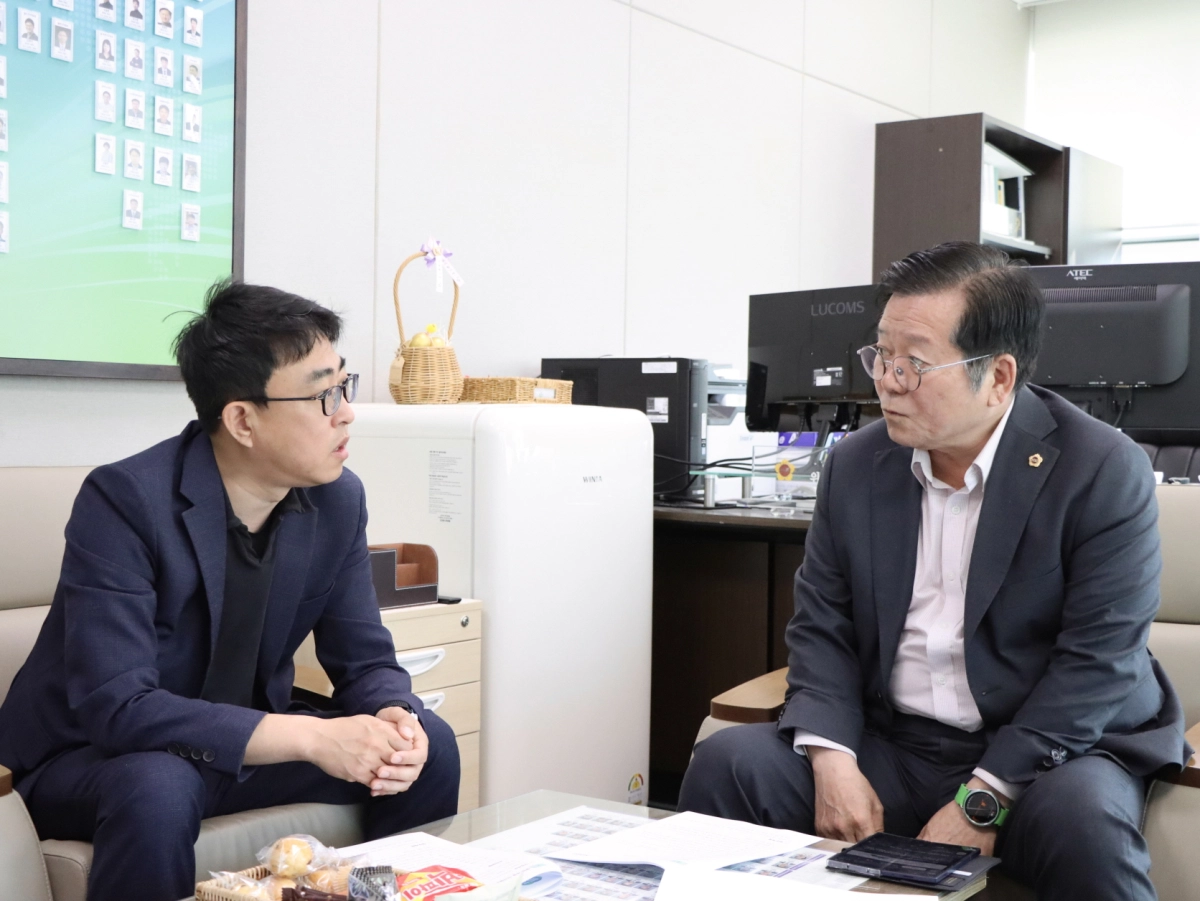 허원 건설교통위원장이 30일 도의회 사무실에서 경기도 철도항만물류국 관계자로부터 이천 지역 철도망 확충 사업의 진행 상황을 보고받으며 국가철도망 계획 반영을 위한 전략을 지시하고 있다.(사진=경기도의회)