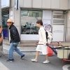 “모아둔 재산, 집도 없다” 밝힌 연예인, 폐지 줍는 근황 ‘깜짝’